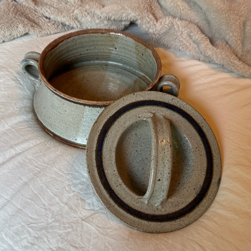 GREY AND BLUE DOUBLE HANDLE STONEWARE DISH